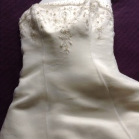 Classic Bride Strapless Wedding Dress Lace up back - Picture 2 of 7